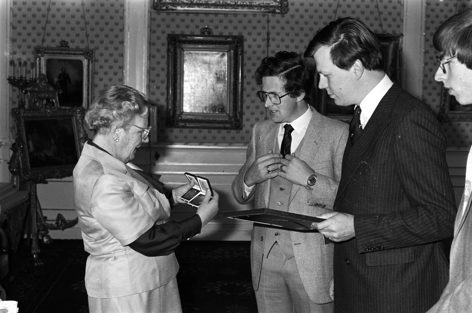 Juliana ontvangt op Paleis-Soestdijk 1e exemplaar van ee herdenkingsinhuldiging, Bestanddeelnr 930-7662