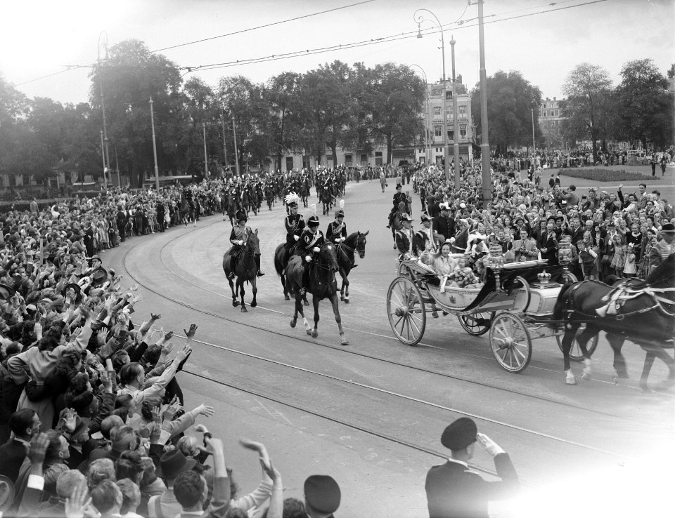Juliana nieuwe koningin Eerste rijtoer van het Koninklijk Gezin met de oudste d, Bestanddeelnr 900-0155