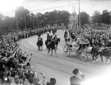 Juliana nieuwe koningin Eerste rijtoer van het Koninklijk Gezin met de oudste d, Bestanddeelnr 900-0155