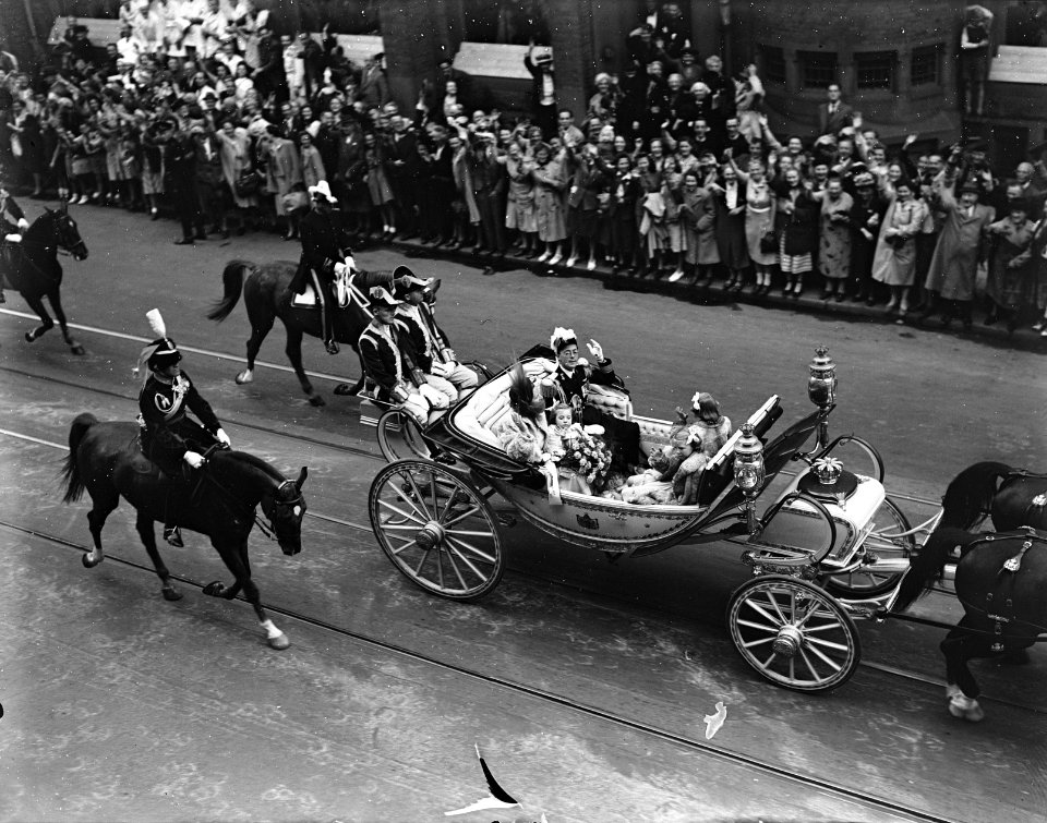 Juliana nieuwe koningin. Eerste rijtoer van het Koninklijk Gezin met de oudste d, Bestanddeelnr 900-0160