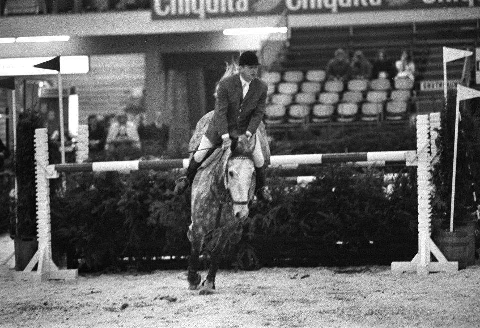 Jumping Amsterdam in RAI Anton Ebben op Dorian Gray in aktie, Bestanddeelnr 923-9787