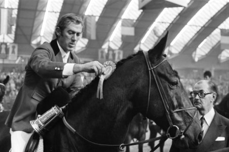Jumping Amsterdam in RAI winnaar GP, David Broome , speldt Sportman zijn roze, Bestanddeelnr 928-2486