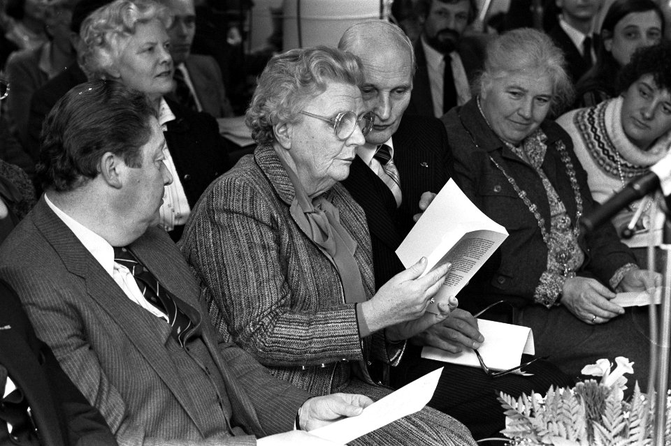 Juliana opent info-centrum Stichting Informatie en Documentatie t.b.v. het gehan, Bestanddeelnr 931-8670