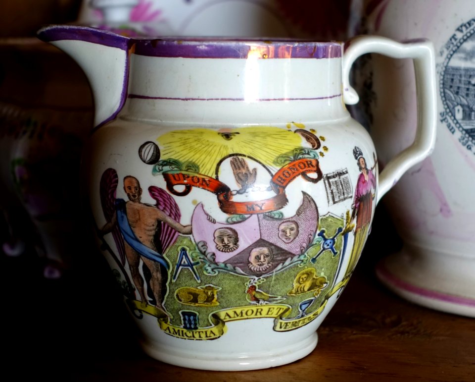 Jug with 'Upon My Honor' and 'Amicitia Amor Et Veritas' - ceramic - DSC03857