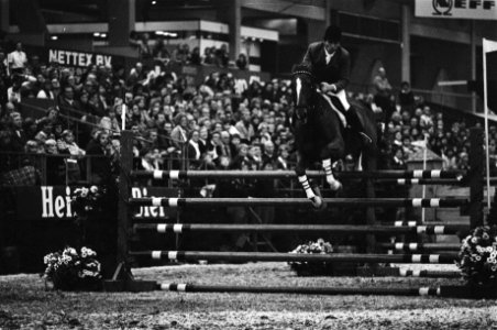 Jumping Amsterdam winnaar vijfde race Harwig Steenken met paard Early in aktie, Bestanddeelnr 928-9094