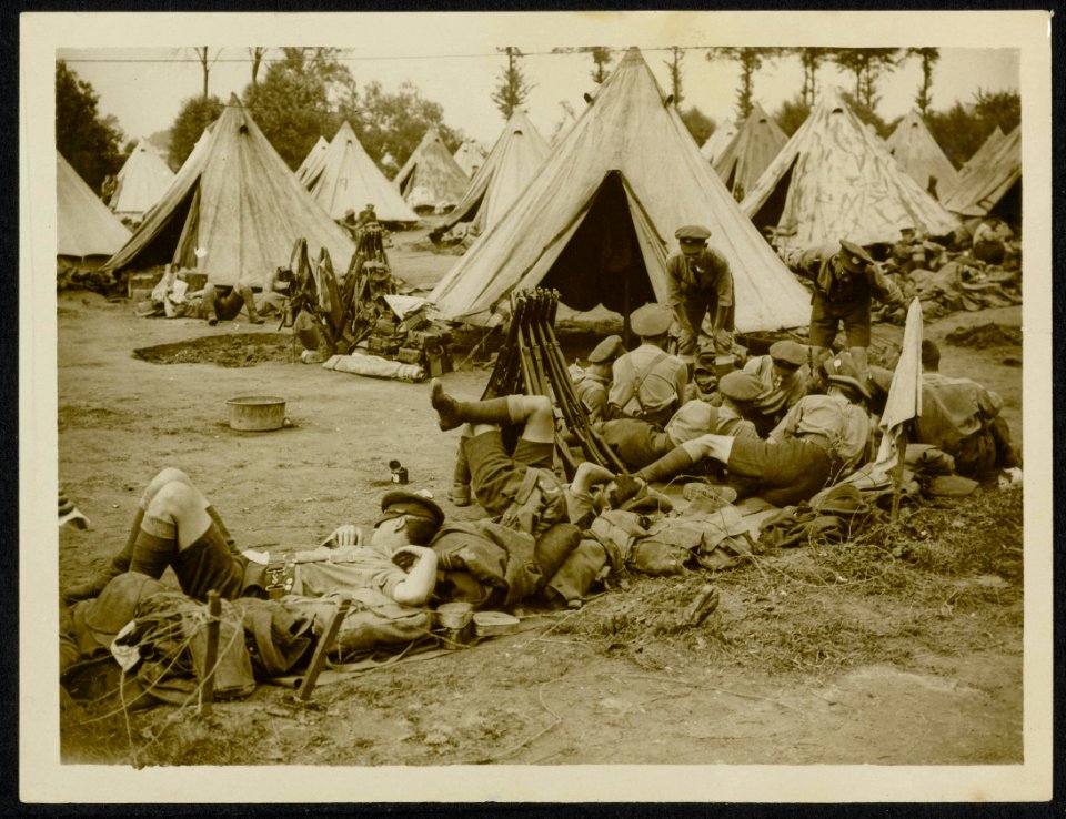 Just out of the trenches. Some sleep whilst others play cards., Bestanddeelnr 158-1438