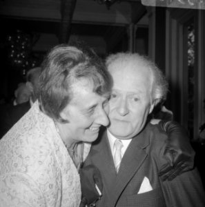 Julius Susan ontvangt de felicitaties van zijn echtgenote, Bestanddeelnr 919-5488