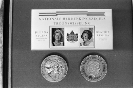 Juliana ontvangt op Paleis-Soestdijk 1e exemplaar van ee herdenkingsinhuldiging, Bestanddeelnr 930-7664