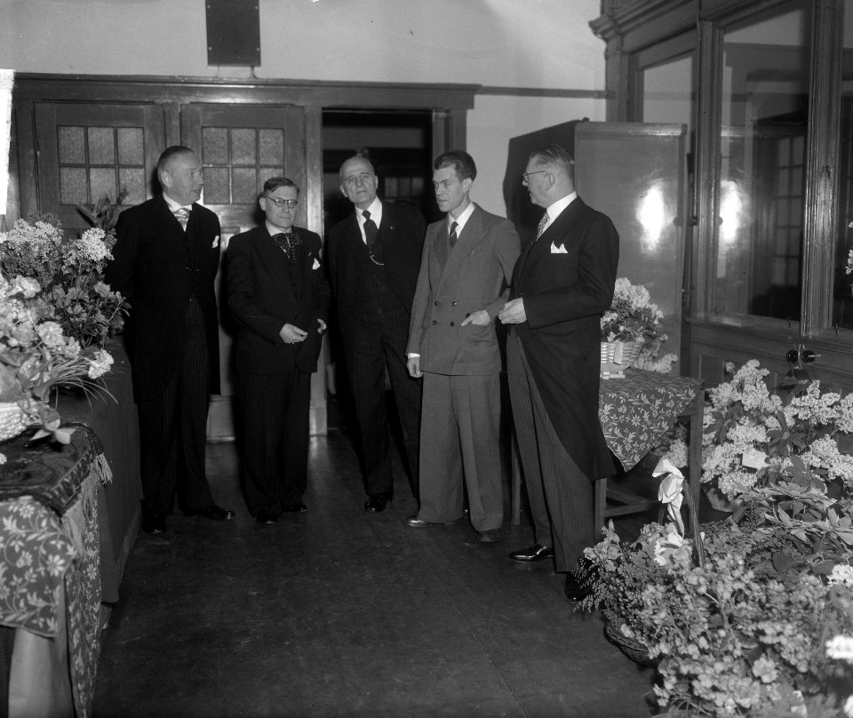 Jubileum A.W. Sijthoffs Uitgeversmaatschappij te Leiden. 5 heren poseren, Bestanddeelnr 904-3757