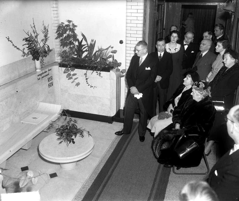 Jubileum A.W. Sijthoffs Uitgeversmaatschappij te Leiden. Onthulling cadeau van …, Bestanddeelnr 904-3762