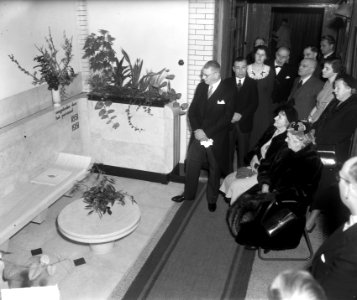 Jubileum A.W. Sijthoffs Uitgeversmaatschappij te Leiden. Onthulling cadeau van …, Bestanddeelnr 904-3762