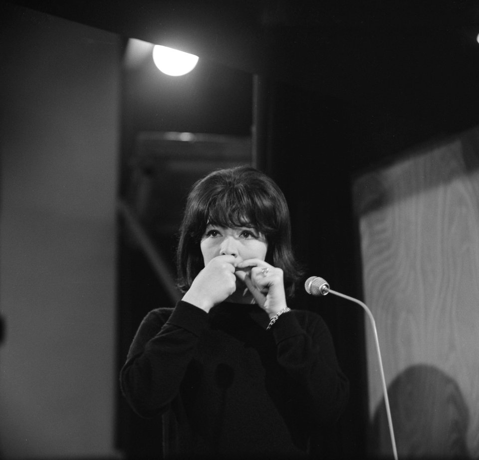 Juliette Greco voor het programma Domino in de Cinebone Studio in Duivendrecht, Bestanddeelnr 914-9570