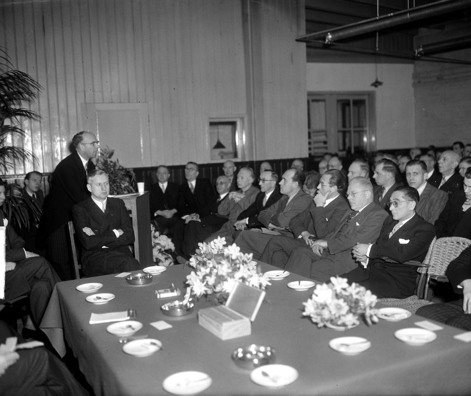 Jubileum A.W. Sijthoffs Uitgeversmaatschappij te Leiden. Bijeenkomst, Bestanddeelnr 904-3755