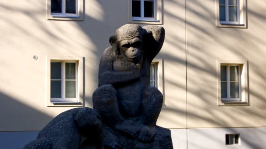 Julius-Deutsch-Hof Brunnen 02