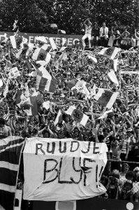 Juichende F side tribune met op de voorgrond een spandoek met de tekst Ruudje , Bestanddeelnr 930-2966