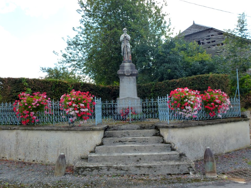 Justine-Herbigny (Ardennes) monument aux morts Justine