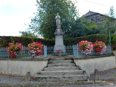Justine-Herbigny (Ardennes) monument aux morts Justine