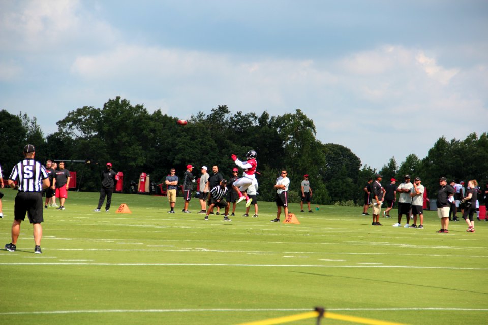 Justin Hardy catching a pass at Falcons training camp, July 2016 01