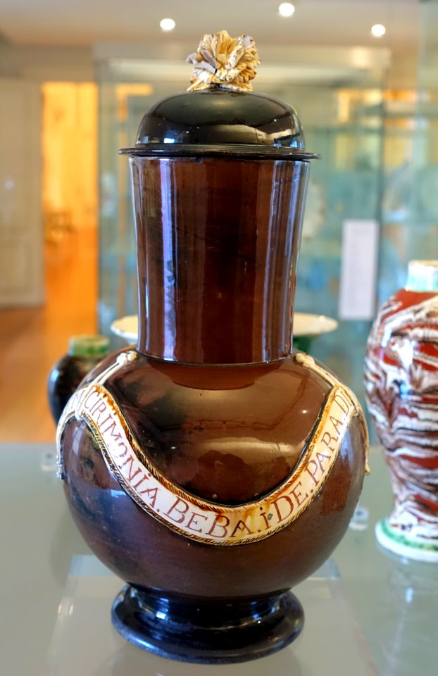 Jug, 19th century, faience with calcinated flint - Fábrica de Cavaquinho - Museu Nacional de Soares dos Reis - Porto, Portugal - DSC00408