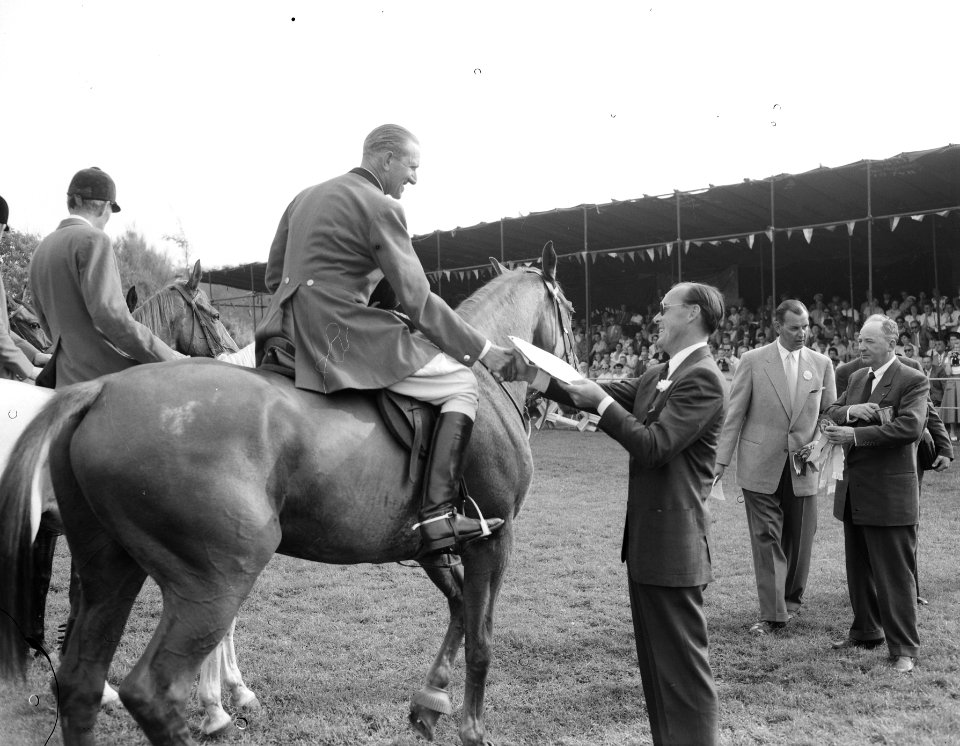 Jubileum concours hippique van Zuid Hollandse Jachtvereniging. Winnaar W.G. Hen…, Bestanddeelnr 907-2884