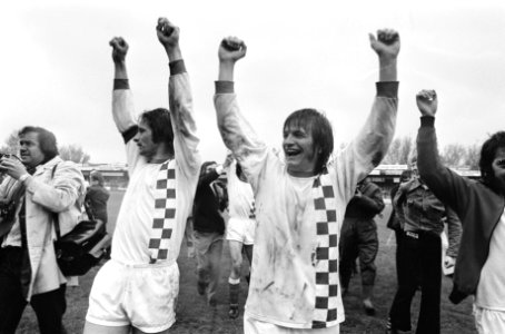 Juichende NEC-spelers na het behalen van het kampioenschap van de eerste divisie, Bestanddeelnr 927-9198