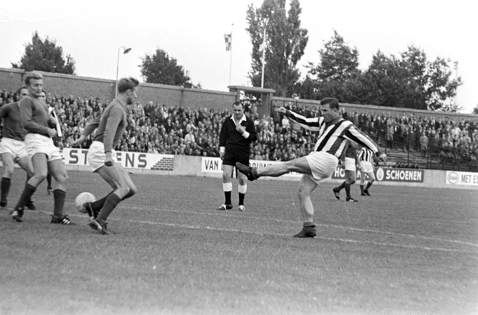 Jubileumwedstrijd op Willem II terrein Tilburg, Puskas schietend op Duitse verde, Bestanddeelnr 919-4509
