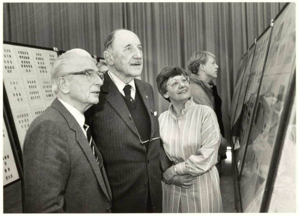 Jubileumtentoonstelling tgv 75-jarig jubileum van de filtelistenvereniging Op hoop van zegels in het bebouw van de HTS aan de Veldzigtlaan. Opening door oud-minister Mr. Joseph Luns. NL-HlmNHA 54023381