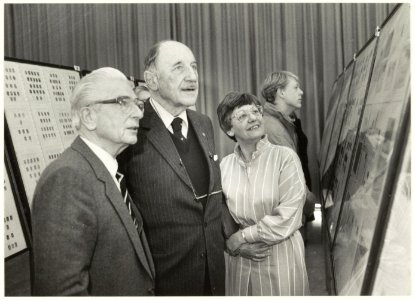 Jubileumtentoonstelling tgv 75-jarig jubileum van de filtelistenvereniging Op hoop van zegels in het bebouw van de HTS aan de Veldzigtlaan. Opening door oud-minister Mr. Joseph Luns. NL-HlmNHA 54023381