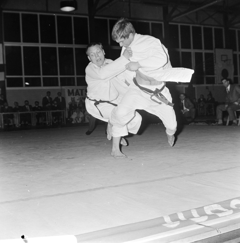 Judo, Nederland tegen Engeland te Den Haag., Brian Jack (l) in duel met A. van P, Bestanddeelnr 920-1694