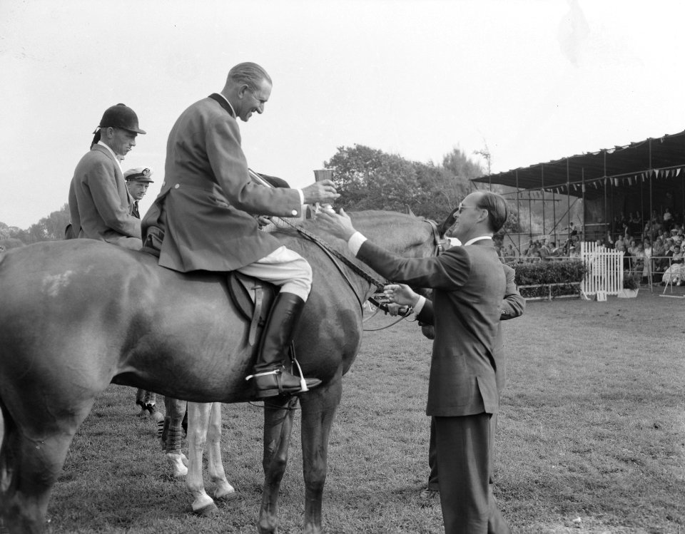 Jubileum concours hippique van Zuid Hollandse Jachtvereniging. Winnaar W.G. Hen…, Bestanddeelnr 907-2885