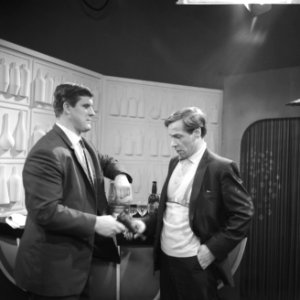 Judoka Anton Geesink als Mo in een rol op de televisie Anton en acteur Piet R…, Bestanddeelnr 918-5286