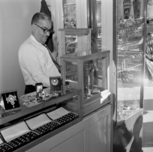 Juwelier in zijn winkel met goud-weegschaal, Bestanddeelnr 255-5047