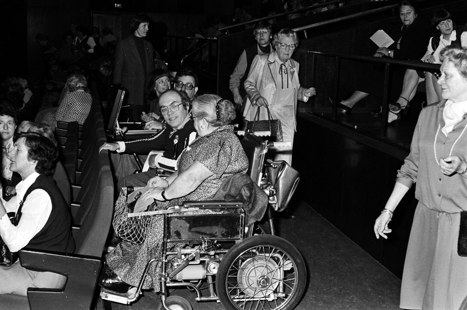 Juliana in Utrechtse Jaarbeurs door Ned. vrouwenraad georg. themadag vrouw- handicap-maatschappij, bij betreden van zaal, Bestanddeelnr 931-4201
