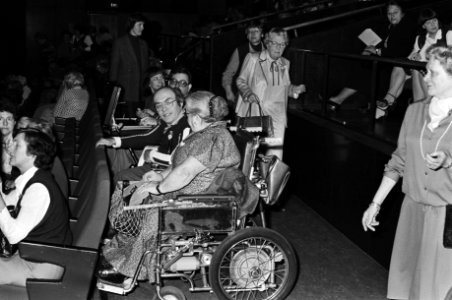 Juliana in Utrechtse Jaarbeurs door Ned. vrouwenraad georg. themadag vrouw- handicap-maatschappij, bij betreden van zaal, Bestanddeelnr 931-4201