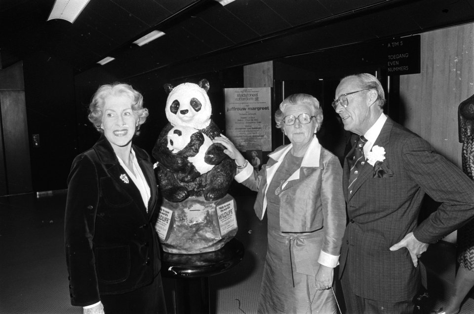 Juliana en Bernhard wonen toneelvoorstelling Juffrouw Margriet van Josephine, Bestanddeelnr 928-5703