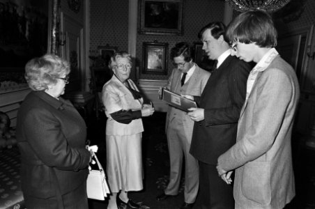 Juliana ontvangt op Paleis-Soestdijk 1e exemplaar van ee herdenkingsinhuldiging, Bestanddeelnr 930-7663