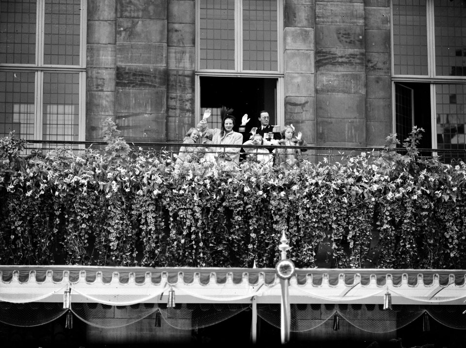 Juliana nieuwe koningin Het Koninklijk Gezin op het paleisbalkon, na terugkeer , Bestanddeelnr 900-0161