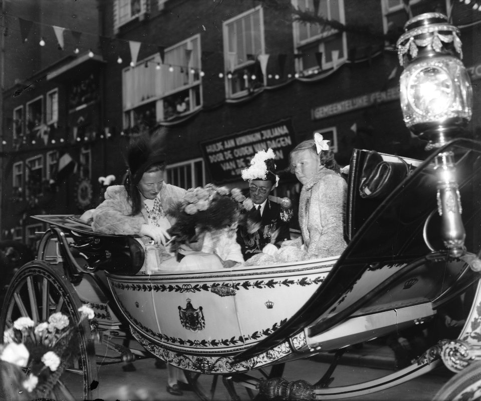 Juliana nieuwe koningin. Eerste rijtoer van het Koninklijk Gezin met de oudste d, Bestanddeelnr 900-0153