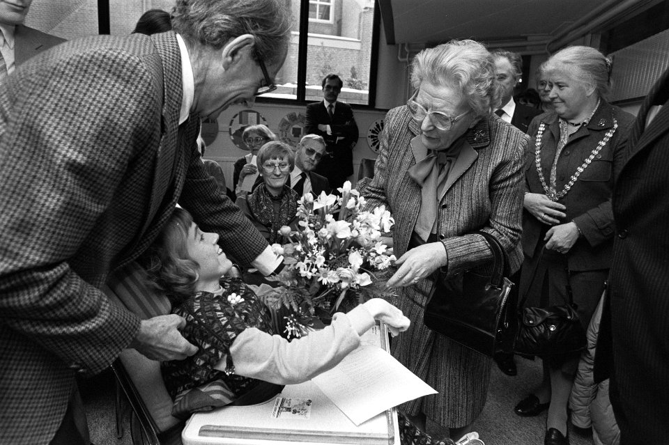 Juliana opent in Utrecht info-centrum Stichting Informatie en Documentatie t.b.v, Bestanddeelnr 931-8669