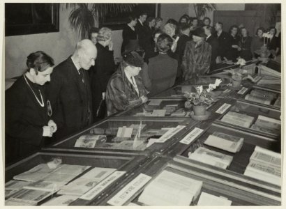 Jubileumtentoonstelling bij het 350-jarig bestaan van de Stadsbibliotheek in het stadhuis. NL-HlmNHA 54004756