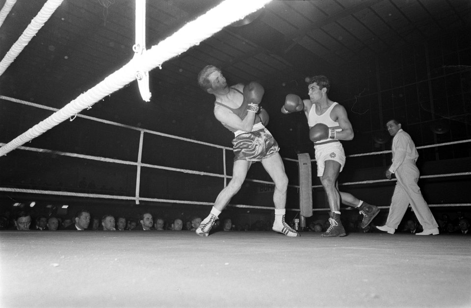 Jubileumtoernooi Nederlandse Boksbond, openingspartij Jan Huppen (Nederland) teg, Bestanddeelnr 919-0545