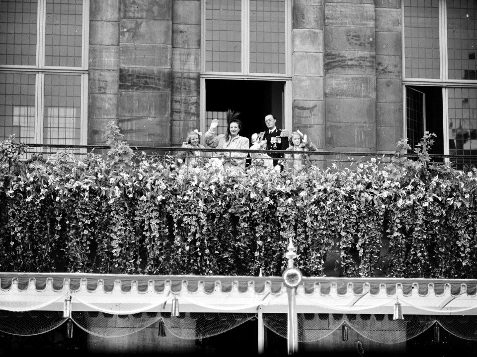 Juliana nieuwe koningin. Het Koninklijk Gezin op het paleisbalkon, na terugkeer , Bestanddeelnr 900-0162