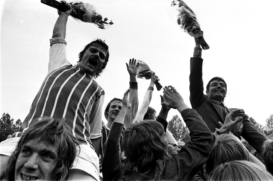 Juichende spelers van Spijkenisse op de schouders, rechts trainer Van Dongen, Bestanddeelnr 927-9892