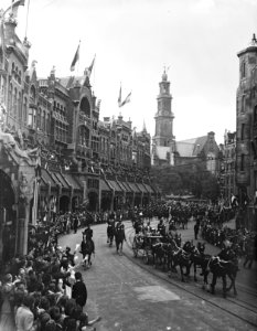 Juliana nieuwe koningin. Eerste rijtoer van het Koninklijk Gezin met de oudste d, Bestanddeelnr 900-0154