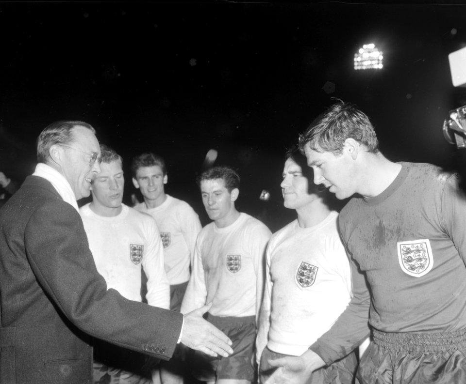 Jubileumwedstrijd 75 jaar KNVB. Nederland tegen Engeland 1-1. De Prins wordt voo, Bestanddeelnr 917-2245