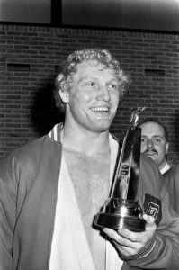 Judo Nederlandse kampioenschappen alle categorieen. Wim Ruska met beker, Bestanddeelnr 921-1330