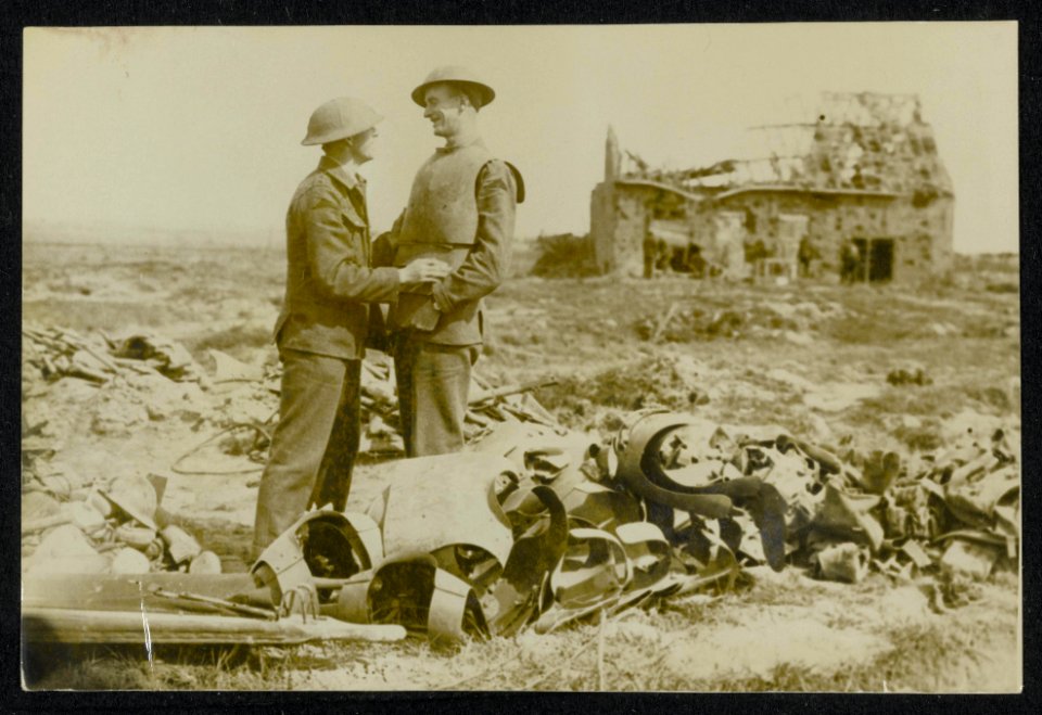 Just you fit old chap Trying on German armour, Bestanddeelnr 158-1366