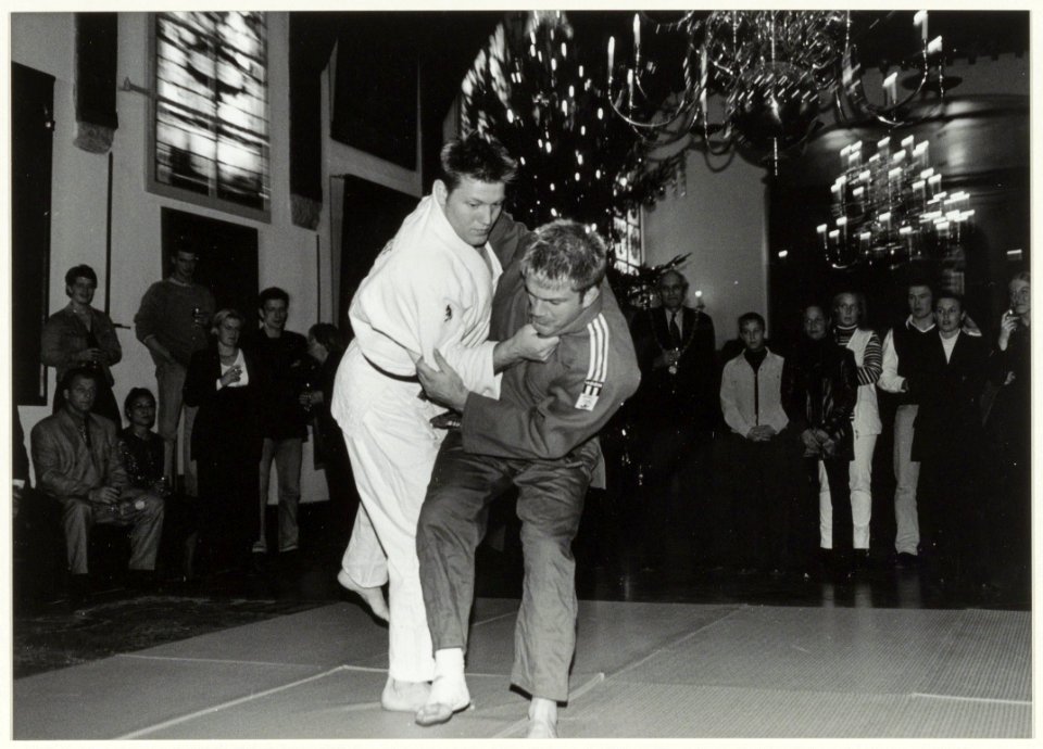 Judo demonstratie in de Gravenzaal van het Stadhuis. NL-HlmNHA 54037041
