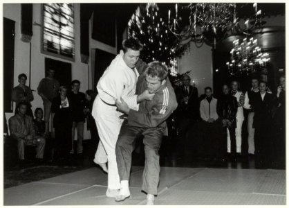 Judo demonstratie in de Gravenzaal van het Stadhuis. NL-HlmNHA 54037041