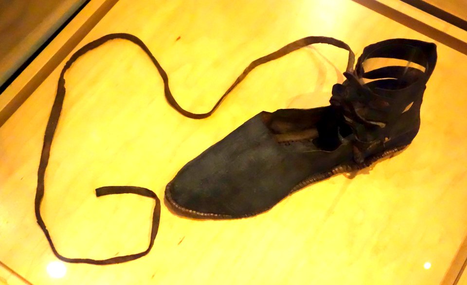 Judaic halizah shoe for declining to marry a childless widow, United States, New York, 20th century - Bata Shoe Museum - DSC00157